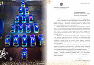 Radiowozy ustawione w kształcie choinki i życzenia Komendanta Wojewódzkiego Policji z siedzibą w Radomiu z okazji Świąt Bożego Narodzenia
