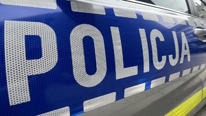 Napis Policja na boku radiowozów