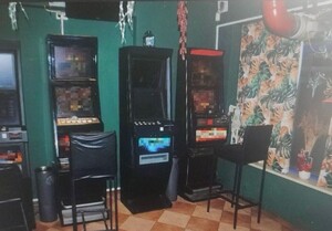 Automaty do gier stojące w pomieszczeniu