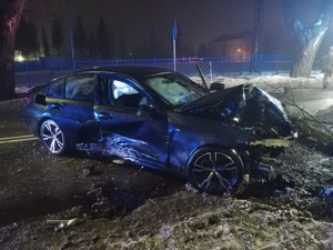 Rozbity samochód stojący na jezdni