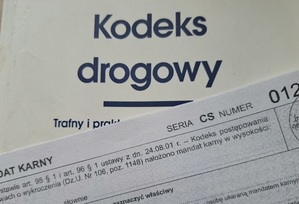 Kodeks drogowy i formularz mandatu karnego