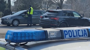 Policjanci kontrolują prędkość