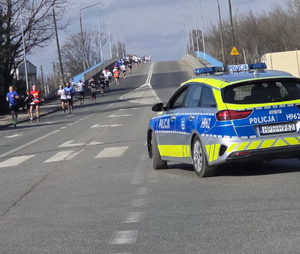 Policjanci podczas zabezpieczenia biegu