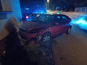 Auto rozbite na bloku