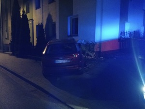 Rozbite auto po zderzeniu z kamienicą