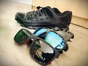 Zabezpieczone mienie w postaci obuwia i okularów przeciwsłonecznych