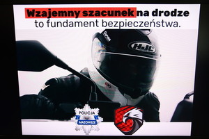 Motocyklista i napis obok „Wzajemny szacunek to fundament bezpieczeństwa”
