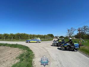 Policjanci na motocyklach i radiowóz