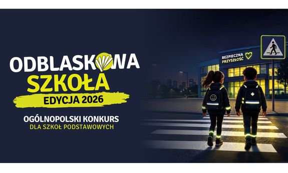 Dzieci w odblaskach idą do szkoły i napis odblaskowa szkoła