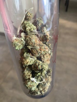 Szklana tuba z marihuaną