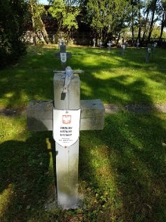 Grób nieznanych żołnierzy na cmentarzu w Rybnie