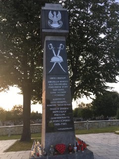 Pomnik na cmentarzu w Trojanowie