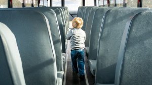 Dziecko w autobusie między rzędami siedzeń