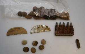 Amunicja i nieśmiertelniki znalezione przy szczątkach niemieckich żołnierzy