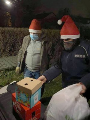 Policjantka i pomocnik pakują prezenty