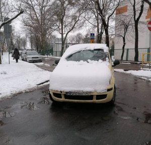 Żółty pojazd zasłonięty przez śnieg