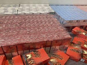 Paczki z papierosami zabezpieczonymi u obywatelki Armenii