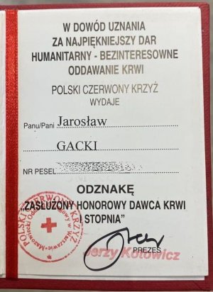 Wewnętrzna część legitymacji z tekstem: W dowód uznania za najpiękniejszy dar humanitarny - bezinteresowne oddawanie krwi Polski Czerwony Krzyż nadaje Panu Jarosławowi Gackiemu odznakę Zasłużony Honorowy Dawca Krwi I stopnia