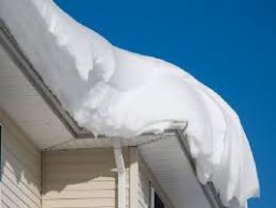 Zalegający śnieg na dachu budynku