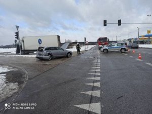 Na lewym pasie ruchu stoi uszkodzone Audi 6 i pojazd marki MAN. Na prawym pasie jezdni stoi radiowóz i wóz bojowy straży pożarnej