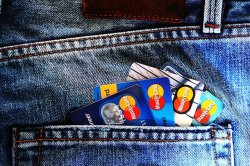 Karty kredytowe w tylnej kieszeni spodni