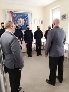 Komendant Powiatowy Policji w Sochaczewie insp. Michał Safjański stoi przed policjantami, którzy będą składać ślubowanie