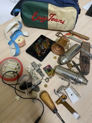 Zdjęcie przedstawia przedmioty zabezpieczone podczas przeszukania