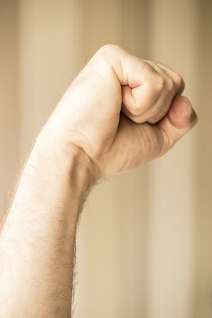 Zdjęcie przedstawia prawą rękę zaciśniętą w pięść