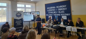 Na zdjęciu widać policjantkę Komendy Powiatowej Policji w Szydłowcu i uczestników podczas udziału w Krajowym Treningu Rodzinnym