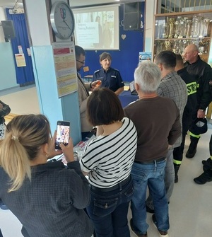 Na zdjęciu widać policjantkę Komendy Powiatowej Policji w Szydłowcu i uczestników podczas udziału w Krajowym Treningu Rodzinnym