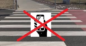 Przypominamy: korzystanie z telefonu komórkowego podczas przechodzenia przez przejście dla pieszych jest nie tylko niebezpieczne, ale stanowi także wykroczenie
