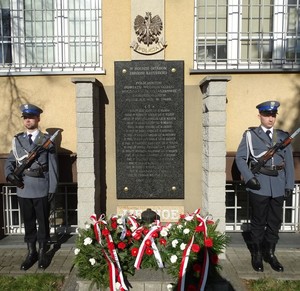 82 Rocznica Zbrodni Katyńskiej - złożenie kwiatów pod tablicą upamiętniającą pomordowanych policjantów z powiatu węgrowskiego.