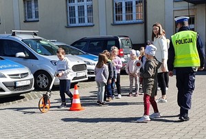 Bezpieczna droga do szkoły – wizyta przedszkolaków w węgrowskiej komendzie policji