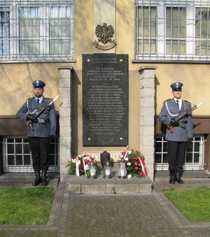 83 Rocznica Zbrodni Katyńskiej - złożenie kwiatów pod tablicą upamiętniającą pomordowanych policjantów z powiatu węgrowskiego