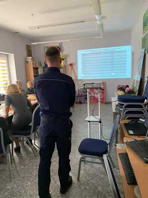 Edukacja seniorów przez węgrowskich policjantów oraz ZUS
