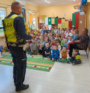 Policjanci z węgrowskiej drogówki odwiedzili przedszkolaków