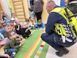 Policjanci z węgrowskiej drogówki odwiedzili przedszkolaków