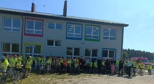 O bezpieczeństwie rowerzystów i pieszych rozmawiali z dzielnicowym uczestnicy rajdu rowerowego.