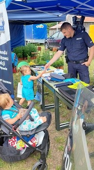 Policjanci na Pikniku Ekologicznym w Gminie Wierzbno