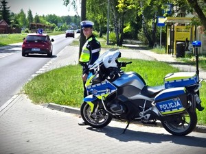 Lato na drogach – czas pasji i odpowiedzialności. Apel Policji o rozwagę za kierownicą