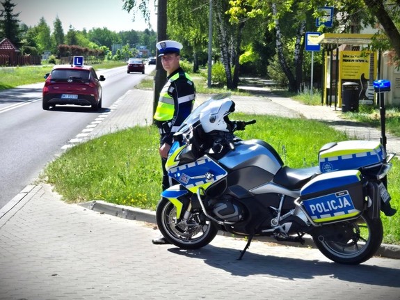 Lato na drogach – czas pasji i odpowiedzialności. Apel Policji o rozwagę za kierownicą