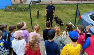 Przedszkolaki z Przedszkolan nr 1 w Węgrowie odwiedziły Komendę Powiatową Policji w akcji „Kręci mnie bezpieczeństwo w lecie”