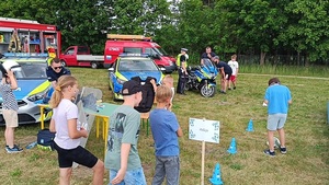 Policjanci na pikniku rodzinnym – wspólnie bezpieczeństwie podczas wakacji