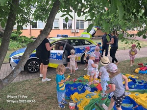 Dzielnicowy z wizyta w miejskim żłobku – najmłodsi poznali tajniki pracy policjanta