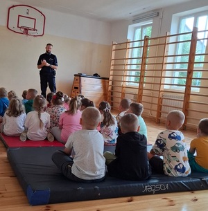 Bezpieczna droga do szkoły – spotkanie policjantów z uczniami Szkoły Podstawowej w Grygrowie