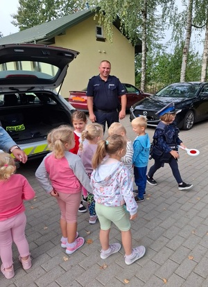 Bezpieczna droga do szkoły – spotkanie policjantów z uczniami Szkoły Podstawowej w Grygrowie