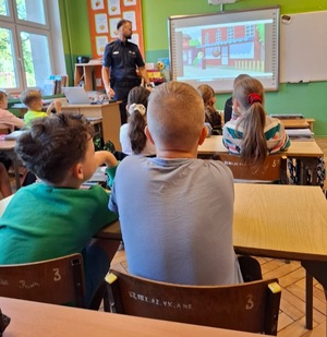 Policyjna lekcja bezpieczeństwa dla uczniów w Trzebuczy