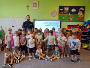 Policyjna lekcja bezpieczeństwa dla uczniów w Trzebuczy