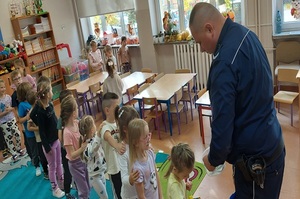 Spotkanie dzielnicowego z uczniami Szkoły Podstawowej w Ostrówku