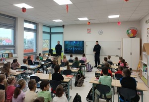 Spotkanie policjantów z uczniami Szkoły Podstawowej w Ruchnie